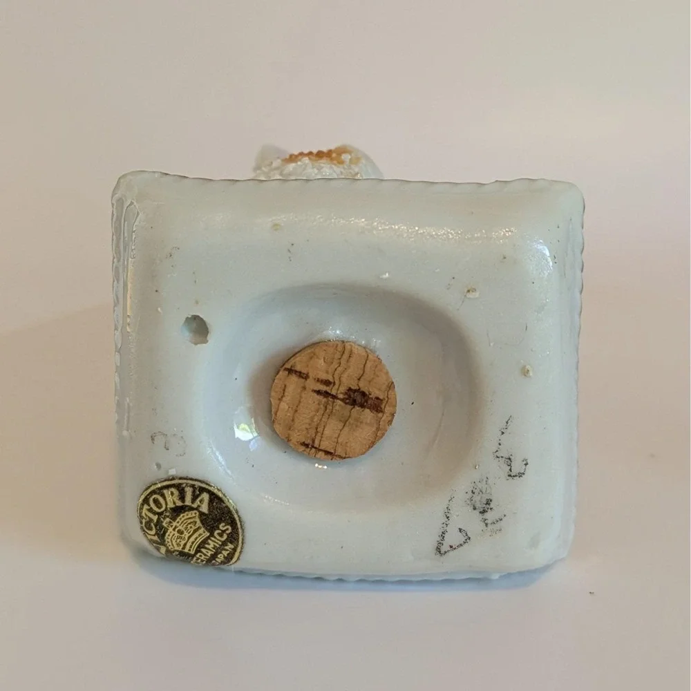 Vintage Victoria Ceramic Sugar Textured Cats On‎ Pillows Salt & Pepper Japan MCM